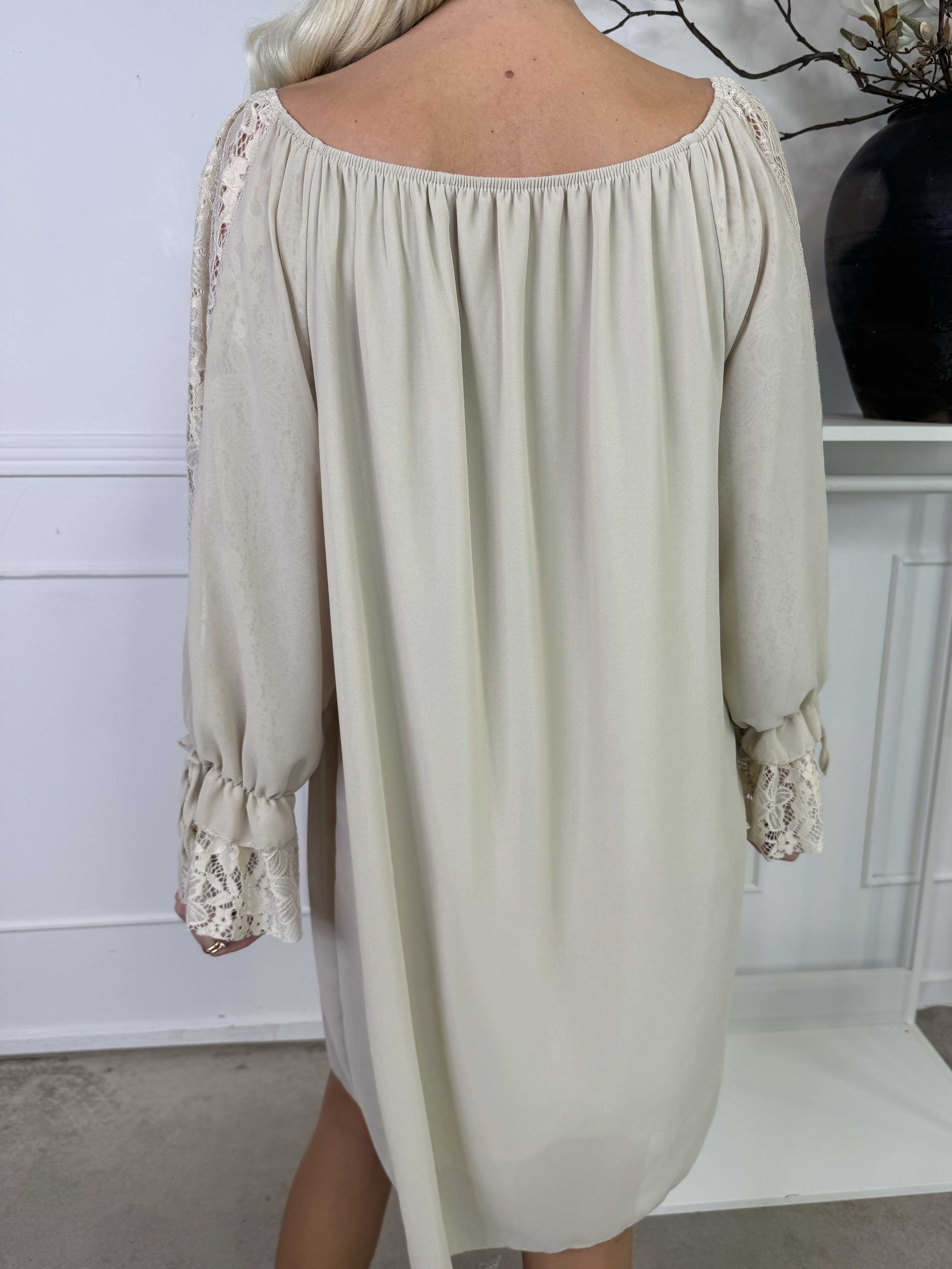 Lupita - Tunikakjole med blondeærmer